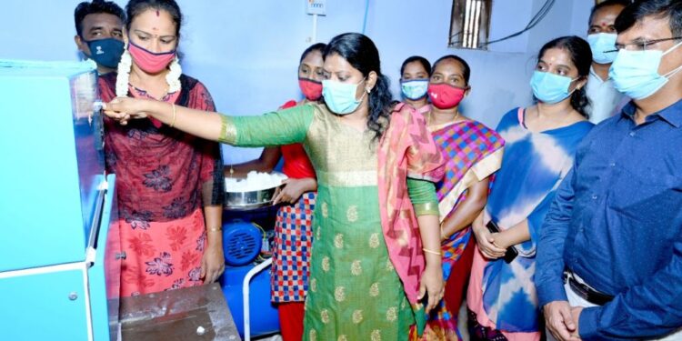 பெண்களுக்கு மலிவு விலையில் சானிட்டரி நாப்கின்கள் – முயற்சியைத் தொடக்கிய ஸ்டெர்லைட்