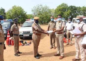 தூத்துக்குடி மாவட்ட காவல்துறை வாகனங்களை தூத்துக்குடி எஸ்பி ஜெயக்குமார் திடீர்  ஆய்வு செய்தார்.