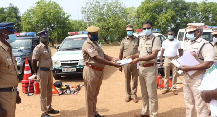 தூத்துக்குடி மாவட்ட காவல்துறை வாகனங்களை தூத்துக்குடி எஸ்பி ஜெயக்குமார் திடீர் ஆய்வு செய்தார்.