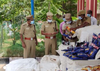 திண்டுக்கல் மாவட்டம் வேடசந்தூர் தேசிய நெடுஞ்சாலையில் சுமார் 1000 கிலோ புகையிலை பொருட்கள், லாரி மற்றும் கார் பறிமுதல்.