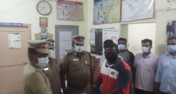 குற்றவாளிகளை துரிதமாக செயல்பட்டு கைது செய்த காவல் துறையினரை பாராட்டி சான்றிதழ்கள் வழங்கிய திண்டுக்கல் மாவட்ட எஸ்.பி ஸ்ரீனிவாசன்