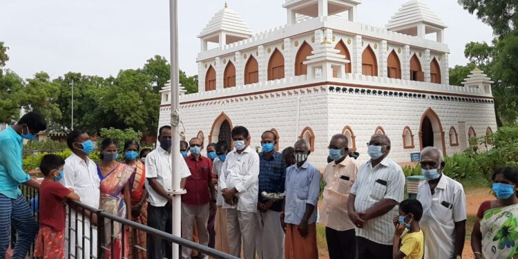 கட்டபொம்மன் நினைவு கோட்டையில் 75வது சுதந்திர தின விழா ஊராட்சி மன்ற தலைவர் கமலா தேவி தேசிய கொடியேற்றினார்