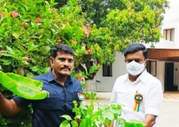 75 வது சுதந்திர தின விழா தினத்தை முன்னிட்டு சுற்றுச்சூழல் மாசு கட்டுப்பாடு மீட்க செய்தித்துறை அமைச்சர் மு.பெ. சாமிநாதன் செந்தாமரை இல்லத்தில் மரக்கன்றுகளை நட்டார்