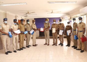 தூத்துக்குடி மாவட்டத்தில் கடந்த வாரம் சிறப்பாக பணியாற்றிய காவல்துறையினருக்கு  வெகுமதி மற்றும் பாராட்டுச்சான்றிதழ்