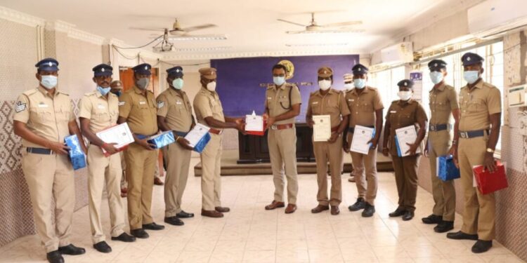 தூத்துக்குடி மாவட்டத்தில் கடந்த வாரம் சிறப்பாக பணியாற்றிய காவல்துறையினருக்கு  வெகுமதி மற்றும் பாராட்டுச்சான்றிதழ்