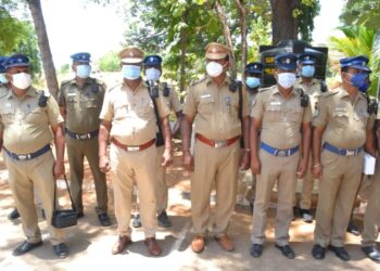 அதிநவீன தோள்பட்டை கேமராக்களை மாவட்ட காவல் கண்காணிப்பாளர் ஸ்ரீனிவாசன் வழங்கினார்.