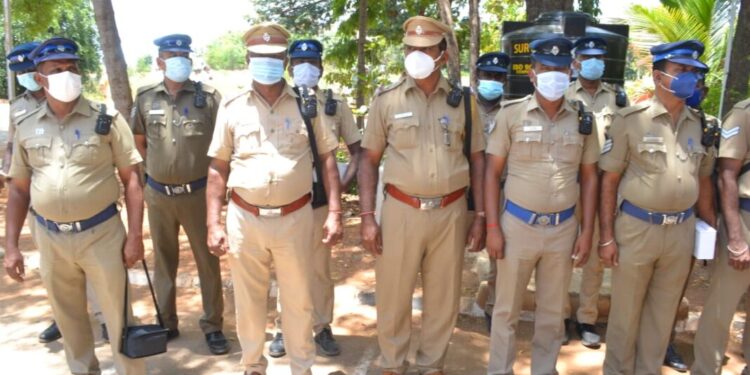 அதிநவீன தோள்பட்டை கேமராக்களை மாவட்ட காவல் கண்காணிப்பாளர் ஸ்ரீனிவாசன் வழங்கினார்.