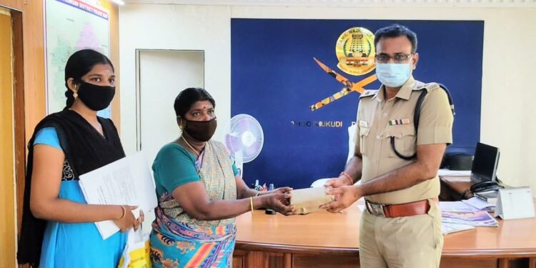 உடல்நலம் பாதிக்கப்பட்டு மிகவும் சிரமப்பட்டு வரும் ஆத்தூர் காவல் நிலைய சிறப்பு உதவி ஆய்வாளரின் மருத்துவ சிகிச்சைக்கு காவல்துறையினர் ஒருங்கிணைந்து ரூ. 2,20,000/- நிதியுதவி.