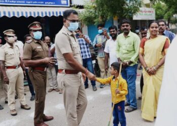 தங்க பதக்கம் வென்ற தூத்துக்குடியை சேர்ந்த மாணவர் சந்தோஷ் குருநாதனை பாரட்டும் நிகழ்ச்சி மாவட்ட எஸ்பி எஸ்.ஜெயக்குமார் தலைமையில் நடைபெற்றது.