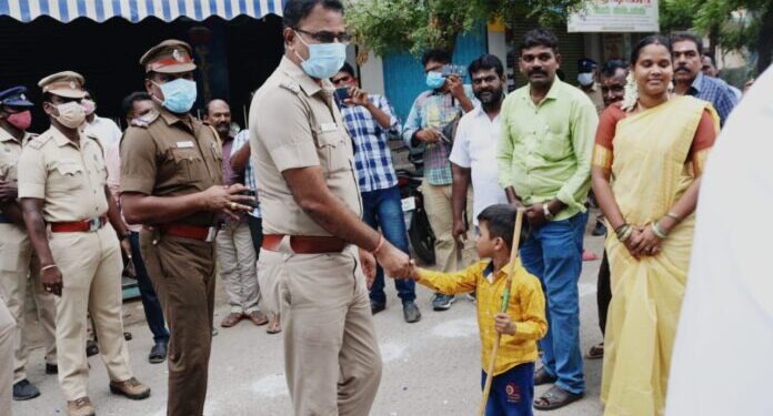 தங்க பதக்கம் வென்ற தூத்துக்குடியை சேர்ந்த மாணவர் சந்தோஷ் குருநாதனை பாரட்டும் நிகழ்ச்சி மாவட்ட எஸ்பி எஸ்.ஜெயக்குமார் தலைமையில் நடைபெற்றது.