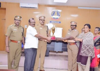 அரியலூர் மாவட்ட காவல் அலுவலகத்தில் தூய்மையாக பராமரிக்கப்படும் அமைச்சுப் பணியாளர்கள் பிரிவுகளுக்கு மாவட்ட எஸ்.பி சுழல் கோப்பை வழங்கி பாராட்டு