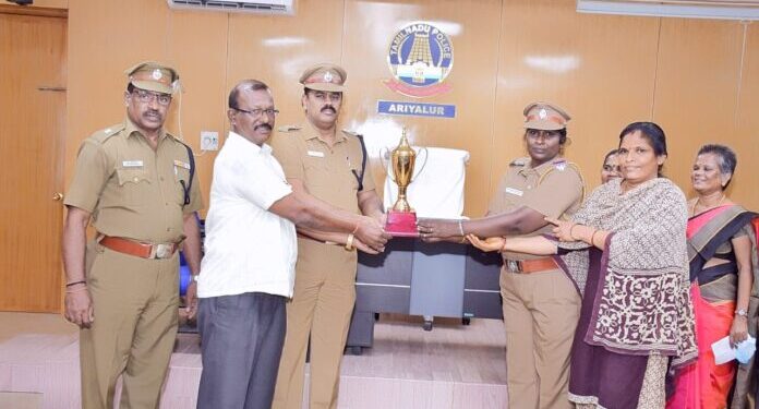 அரியலூர் மாவட்ட காவல் அலுவலகத்தில் தூய்மையாக பராமரிக்கப்படும் அமைச்சுப் பணியாளர்கள் பிரிவுகளுக்கு மாவட்ட எஸ்.பி சுழல் கோப்பை வழங்கி பாராட்டு