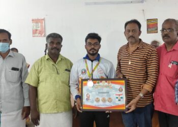 தெற்காசிய நீளம் தாண்டுதல் போட்டி: தங்கம் வென்று சாதனை படைத்த வேதாரண்யம் மாணவருக்கு தேத்தாகுடி தெற்கு கிராமத்தினர் மற்றும் லயன்ஸ் சங்கத்தினர் பாராட்டு விழா நடத்தி வாழ்த்தினர்.