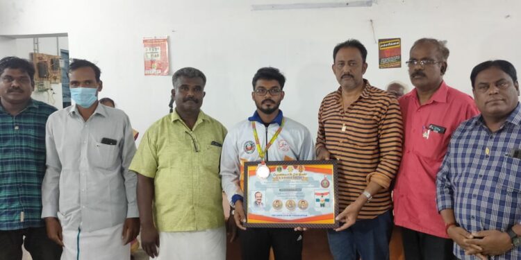 தெற்காசிய நீளம் தாண்டுதல் போட்டி: தங்கம் வென்று சாதனை படைத்த வேதாரண்யம் மாணவருக்கு தேத்தாகுடி தெற்கு கிராமத்தினர் மற்றும் லயன்ஸ் சங்கத்தினர் பாராட்டு விழா நடத்தி வாழ்த்தினர்.