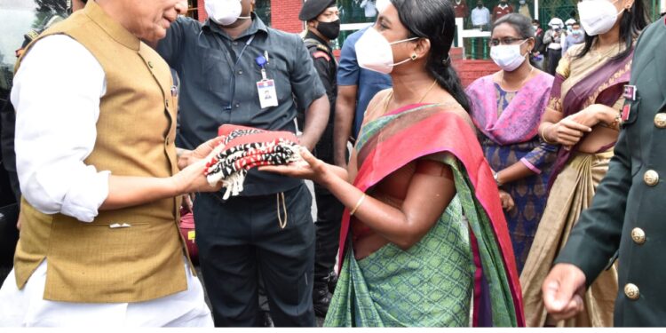 மத்திய பாதுகாப்புத்துறைஅமைச்சர் ராஜ்நாத் சிங் குன்னூர் வருகை தந்து ராணுவ கல்லூரி நிகழ்ச்சியில் பங்கேற்றார். கலெக்டர் இன்னசென்ட் திவ்யா வரவேற்றார்