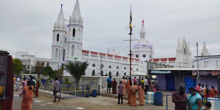 வேளாங்கண்ணி மாதா கோவில் ஆண்டு பெருவிழா இன்று பக்தர்கள் இன்றி கொடியேற்றத்துடன் தொடங்கியது