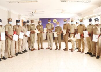 சிறப்பாக பணியாற்றிய 3 காவல் ஆய்வாளர் உட்பட 26 காவல்துறையினருக்கு, தூத்துக்குடி எஸ்பி எஸ்.ஜெயக்குமார் வெகுமதி மற்றும் பாராட்டு