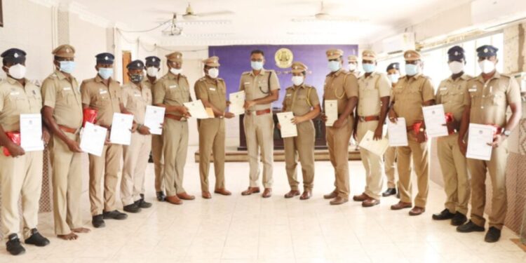 சிறப்பாக பணியாற்றிய 3 காவல் ஆய்வாளர் உட்பட 26 காவல்துறையினருக்கு, தூத்துக்குடி எஸ்பி எஸ்.ஜெயக்குமார் வெகுமதி மற்றும் பாராட்டு