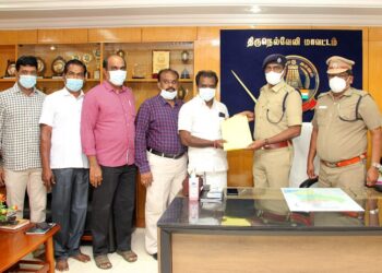 40 லட்சம் மதிப்புள்ள 8.37 சென்ட் நிலத்தினை மீட்ட திருநெல்வேலி மாவட்ட நில அபகரிப்பு பிரிவு துணை காவல் கண்காணிப்பாளர்,  காவல் துறையினரை திருநெல்வேலி மாவட்ட எஸ்பி நெ.மணிவண்ணன்  வெகுவாகப் பாராட்டினார்.