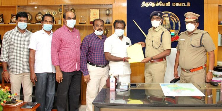 40 லட்சம் மதிப்புள்ள 8.37 சென்ட் நிலத்தினை மீட்ட திருநெல்வேலி மாவட்ட நில அபகரிப்பு பிரிவு துணை காவல் கண்காணிப்பாளர், காவல் துறையினரை திருநெல்வேலி மாவட்ட எஸ்பி நெ.மணிவண்ணன் வெகுவாகப் பாராட்டினார்.