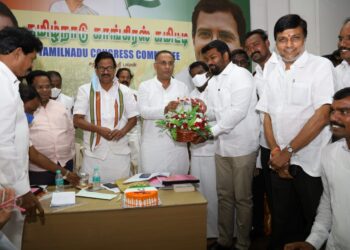 ஸ்ரீவைகுண்டம். சட்டமன்ற உறுப்பினர் ஊர்வசி எஸ்.அமிர்தராஜ் அவர்களின் 38 வது பிறந்தநாள் விழா!! சென்னை சத்தியமூர்த்தி பவனில் தமிழ்நாடு காங்கிரஸ் கமிட்டி தலைவர் கே.எஸ். அழகிரி, தமிழ்நாடு காங்கிரஸ் கமிட்டி மேலிடபார்வையாளர் தினேஸ் குண்டுராவ் ஆகியோர் முன்னிலையில் கேக் வெட்டி வெகு சிறப்பாக கொண்டாடப்பட்டது