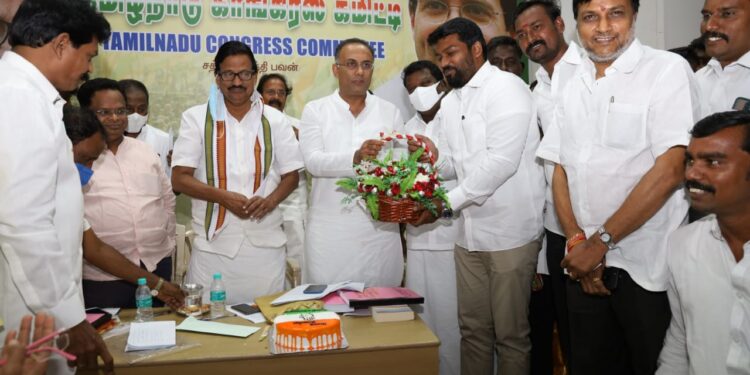 ஸ்ரீவைகுண்டம். சட்டமன்ற உறுப்பினர் ஊர்வசி எஸ்.அமிர்தராஜ் அவர்களின் 38 வது பிறந்தநாள் விழா!! சென்னை சத்தியமூர்த்தி பவனில் தமிழ்நாடு காங்கிரஸ் கமிட்டி தலைவர் கே.எஸ். அழகிரி, தமிழ்நாடு காங்கிரஸ் கமிட்டி மேலிடபார்வையாளர் தினேஸ் குண்டுராவ் ஆகியோர் முன்னிலையில் கேக் வெட்டி வெகு சிறப்பாக கொண்டாடப்பட்டது