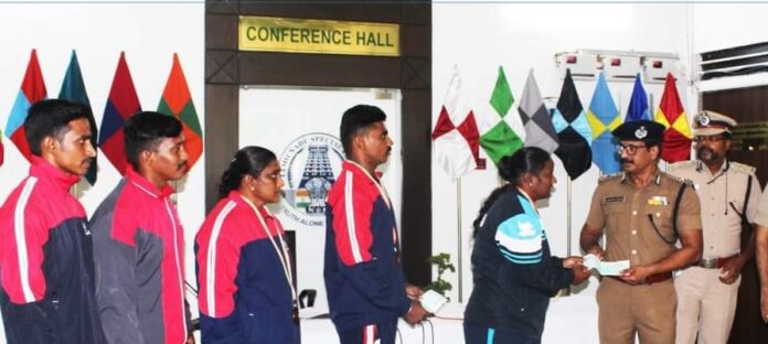 அகில இந்திய காவல்துறை மல்யுத்த போட்டியில் பதக்கம் வென்ற காவல்துறையினருக்கு கூடுதல் டி.ஜி.பி பரிசு தொகை வழங்கி பாராட்டு