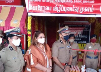 சென்னை சென்ட்ரல் மற்றும் எழும்பூர் இருப்புப்பாதை காவல் நிலையங்களில்பயணிகளுக்கு கொரோனா பரவல் சம்மத்தமான விழிப்புணர்வு