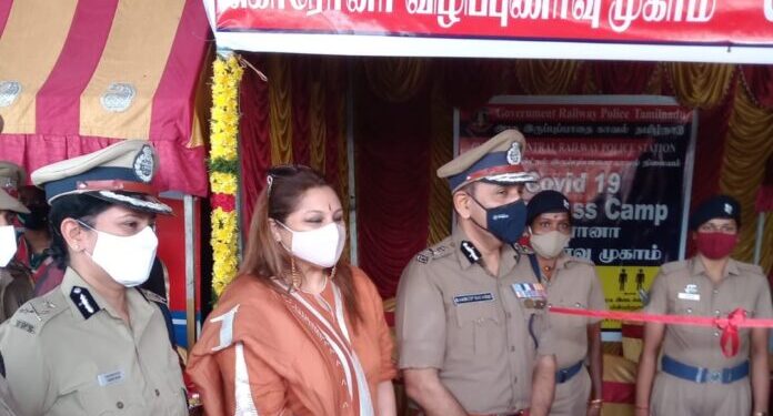 சென்னை சென்ட்ரல் மற்றும் எழும்பூர் இருப்புப்பாதை காவல் நிலையங்களில்பயணிகளுக்கு கொரோனா பரவல் சம்மத்தமான விழிப்புணர்வு