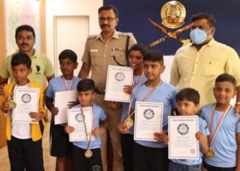 75 மணி நேரம் தொடர்ந்து ஸ்கேட்டிங் செய்து வேர்ல்டு ரெகார்டு நிறுவனத்தின் சான்றிதழ் பெற்ற மாணவ மாணவிகளை மாவட்ட காவல் கண்காணிப்பாளர் எஸ். ஜெயக்குமார் பாராட்டினார்.