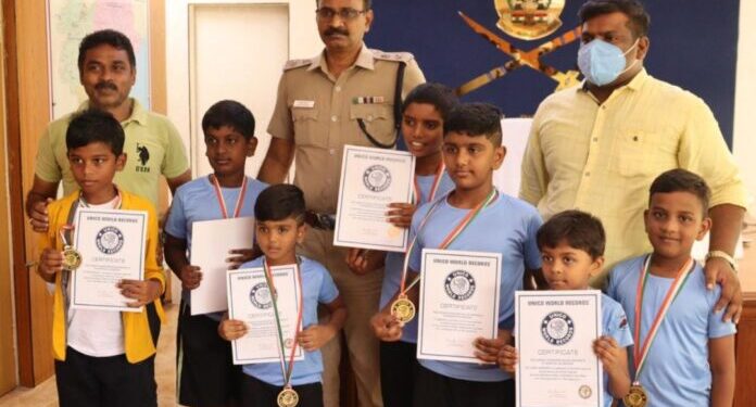 75 மணி நேரம் தொடர்ந்து ஸ்கேட்டிங் செய்து வேர்ல்டு ரெகார்டு நிறுவனத்தின் சான்றிதழ் பெற்ற மாணவ மாணவிகளை மாவட்ட காவல் கண்காணிப்பாளர் எஸ். ஜெயக்குமார் பாராட்டினார்.