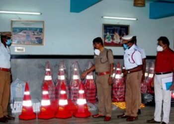 திருவாரூர் மாவட்டத்தில் எஸ்பி விஜயகுமார் IPS சாலை பாதுகாப்பு உபகரணங்களை அனைத்து காவல்நிலையங்களுக்கும் வழங்கினார்