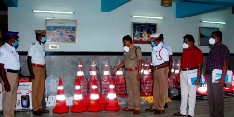 திருவாரூர் மாவட்டத்தில் எஸ்பி விஜயகுமார் IPS சாலை பாதுகாப்பு உபகரணங்களை அனைத்து காவல்நிலையங்களுக்கும் வழங்கினார்