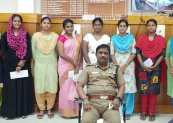 நேரடி உதவி ஆய்வாளர் தேர்வில் தேர்வு செய்யப்பட்டுள்ள திருநெல்வேலியை சேர்ந்த 16 நபர்களை ஆணையாளர் முனைவர் செந்தாமரைக் கண்ணன் நேரில் அழைத்து வாழ்த்துக்களை தெரிவித்தார்