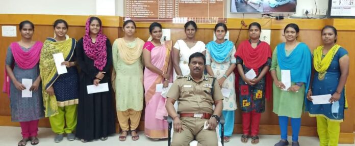 நேரடி உதவி ஆய்வாளர் தேர்வில் தேர்வு செய்யப்பட்டுள்ள திருநெல்வேலியை சேர்ந்த 16 நபர்களை ஆணையாளர் முனைவர் செந்தாமரைக் கண்ணன் நேரில் அழைத்து வாழ்த்துக்களை தெரிவித்தார்