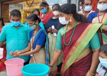 தூத்துக்குடியில் அம்பேத்கர் மற்றும் பெரியார் சிலை எதிரில் கொரோனா 3வது அலை வராமல் தடுக்க விழிப்புணர்வு முகாம்