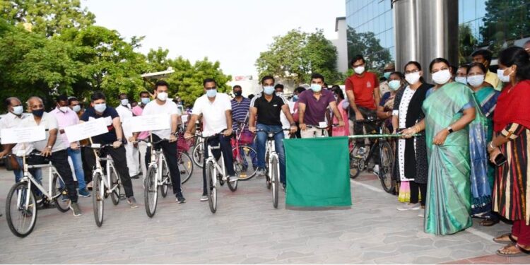 தூத்துக்குடியில் கொரோனா  விழிப்புணர்வு சைக்கிள் பேரணியை அமைச்சர் பெ.கீதாஜீவன் கொடியசைத்து துவக்கி வைத்தார்.