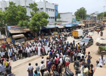 தூத்துக்குடியில் சி.த.சுந்தரபாண்டியன் தலைமையில் காமராஜர் மார்க்கெட் வியாபாரிகள் கடையை அடைத்து சாலை மறியல் போராட்டத்தில் குதித்தனர்