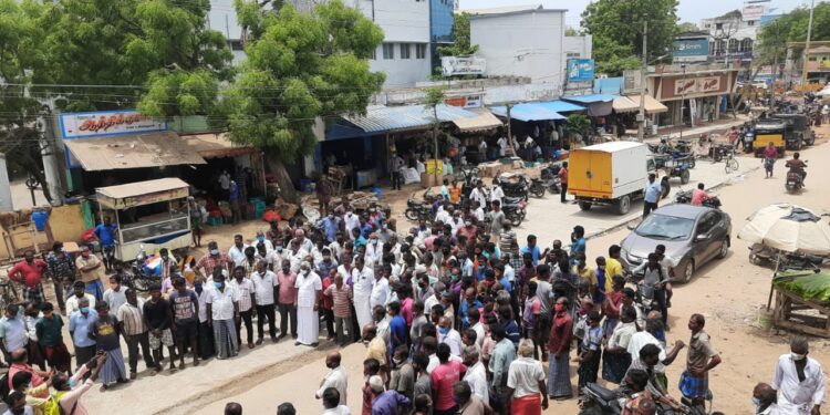 தூத்துக்குடியில் சி.த.சுந்தரபாண்டியன் தலைமையில் காமராஜர் மார்க்கெட் வியாபாரிகள் கடையை அடைத்து சாலை மறியல் போராட்டத்தில் குதித்தனர்