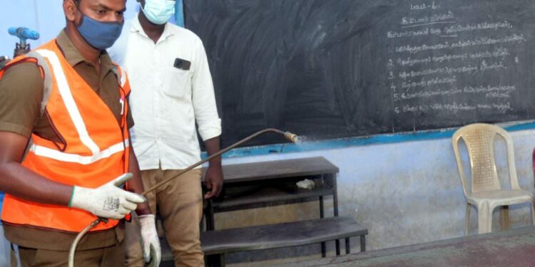 இன்னும் ஒரு வாரமே இருப்பதால் ஈரோட்டில் பள்ளிகளை தூய்மைப்படுத்தும் பணிகள் தீவிரம்