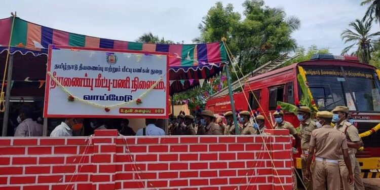 வேதாரண்யம் அடுத்த வாய்மேடு பகுதியில் தீயணைப்பு மற்றும் மீட்பு பணிகள் நிலைய துவக்கம் காவல் கண்காணிப்பாளா் ஜவஹர் குத்துவிளக்கேற்றி துவங்கி வைத்தார்.