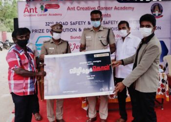 சாலை பாதுகாப்பு குறித்து ஆன்லைனில் நடைபெற்ற போட்டிகளில் பங்குபெற்று வெற்றி பெற்ற மாணவ மாணவிகளுக்கு மாவட்ட காவல் கண்காணிப்பாளர்  எஸ். ஜெயக்குமார்  சான்றிதழ் மற்றும் பரிசு வழங்கி பாராட்டினார்.