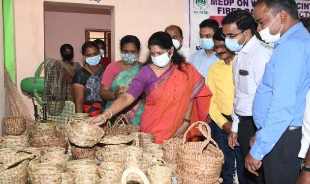 ஆகாய தாமரையில் இருந்து கைவினைப் பொருட்கள் தயாரிக்கும் பயிற்சியை முடித்தவர்களுக்கு கனிமொழி எம்பி சான்றிதழ்களை வழங்கினார்.