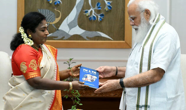 டெல்லியில் பிரதமர் மோடியுடன் தெலுங்கானா கவர்னர் தமிழிசை திடீர் சந்திப்பு