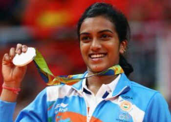 நாடு திரும்பினார் பி.வி. சிந்து – விமான நிலையத்தில் மேள தாளங்கள் முழங்க உற்சாக வரவேற்பு