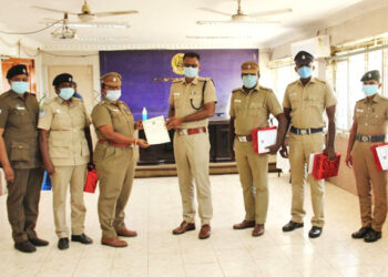 கடந்த வாரம் சிறப்பாக பணியாற்றிய 18 காவல்துறையினருக்கு, எஸ்பி ஜெயக்குமார் பாராட்டு
