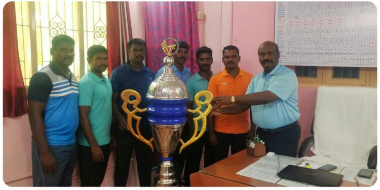 குளத்தூர் கிராமத்தில் நடைபெற்ற மாபெரும் கபாடி போட்டியில் விளாத்திகுளம் “POLICE KABADI TEAM”” பங்கேற்று சிறப்பாக விளையாடி 2-ம் பரிசு மற்றும் கோப்பை வென்றது.