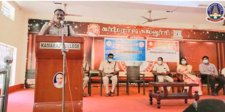 தூத்துக்குடி காமராஜ் கல்லூரி கலையரங்கில் வைத்து மாணவ மாணவியருக்கு சமூக வலைதள குற்றங்கள் குறித்து விழிப்புணர்வு நிகழ்ச்சி மாவட்ட எஸ்பி எஸ். ஜெயக்குமார் தலைமையில் நடைபெற்றது.