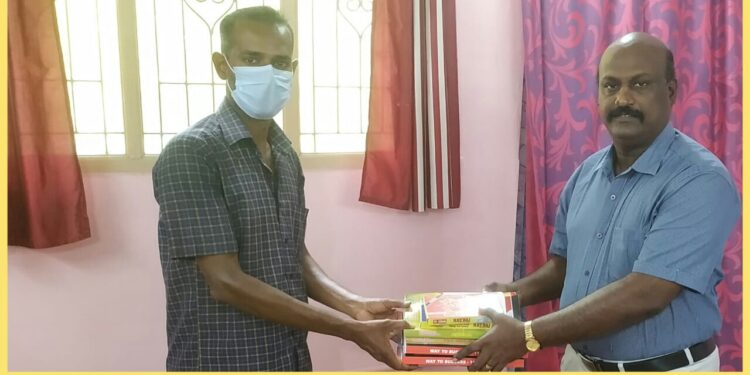 செங்கோட்டை கிராம மாணவ மாணவியர்களுக்கு இலவச நோட்டு புத்தகம் – விளாத்திகுளம் டிஎஸ்பி பிரகாஷ் வழங்கினார்