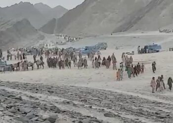 உயிருக்கு பயந்துள்ள ஆப்கானிஸ்தான் மக்கள் தங்கள் நாட்டு எல்லையைக் கடந்து பயணம்